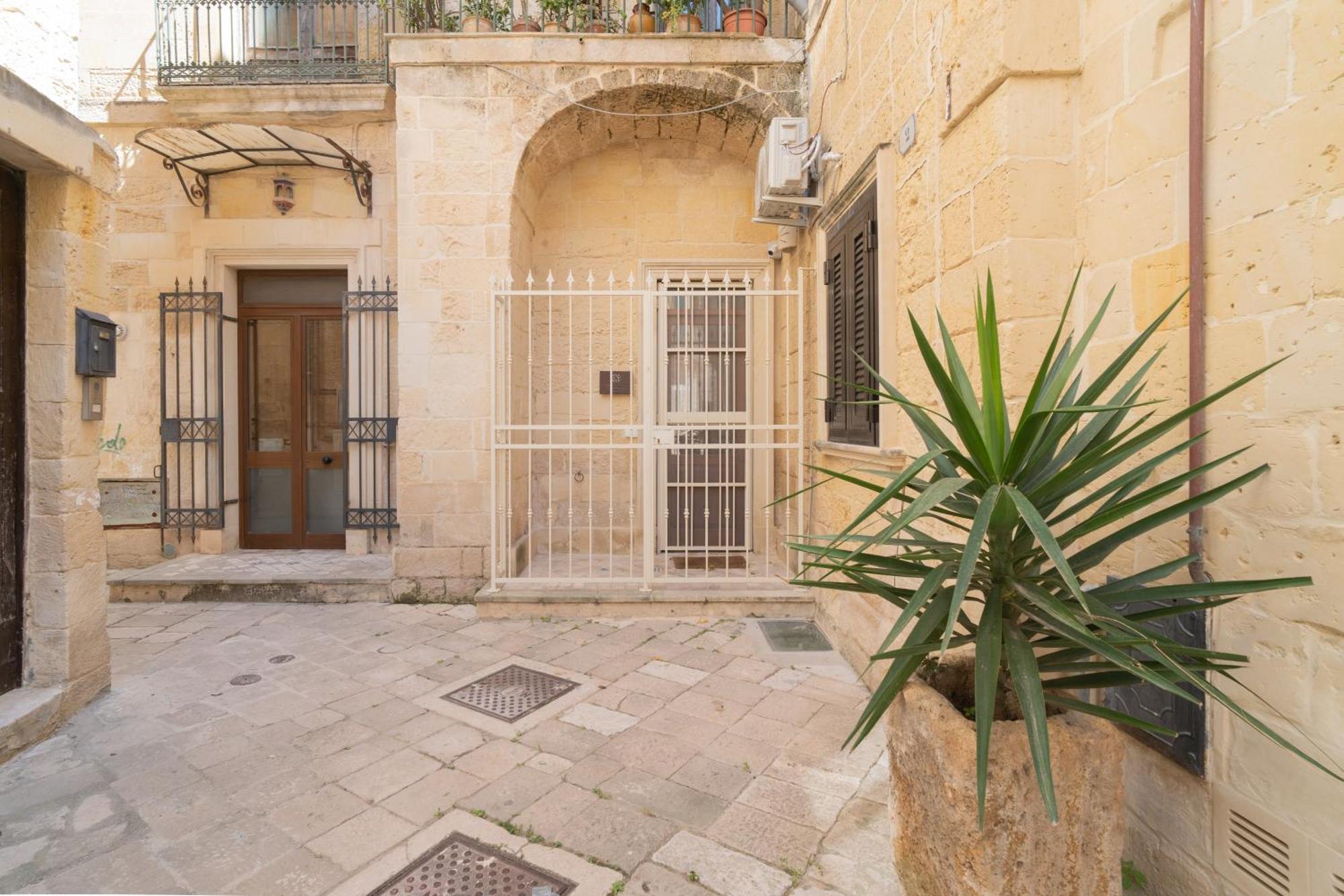 Dimora Barocca Apartment Irene Лече Екстериор снимка